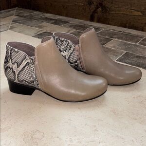ABEO Lanora Metatarsal Ankle Boots Taupe Sz 8.5 N
